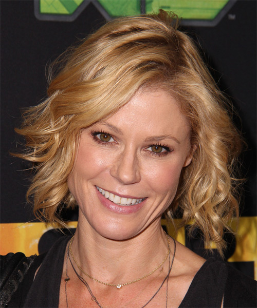 Julie Bowen Short Wavy Casual Hairstyle - Dark Golden Blonde Hair Color