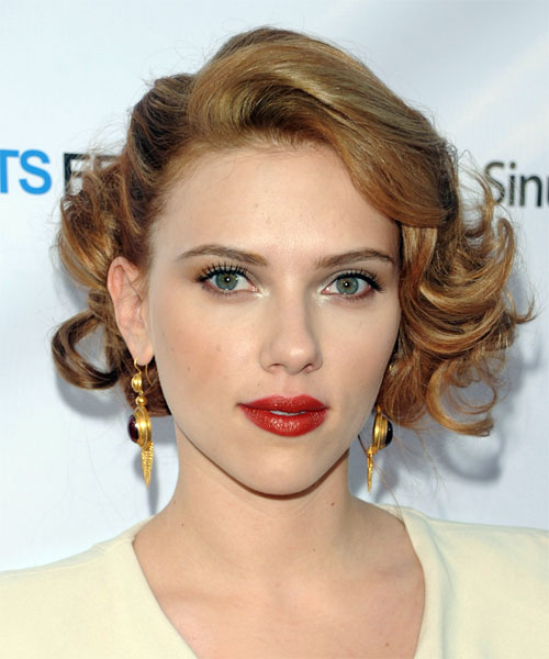 Scarlett looked like she stepped out of the 1940s with this breathtaking 