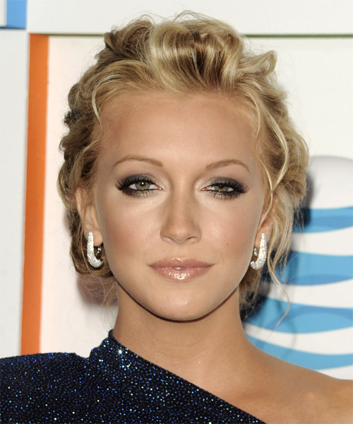 This was a gorgeous upstyle for Katie Cassidy Her hair was set in rollers 