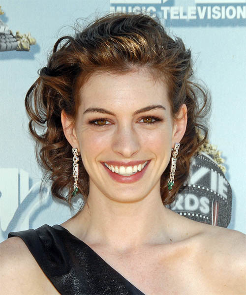 http://hairstyles.thehairstyler.com/hairstyle_views/front_view_images/15/original/9844_Anne-Hathaway_copy_2.jpg