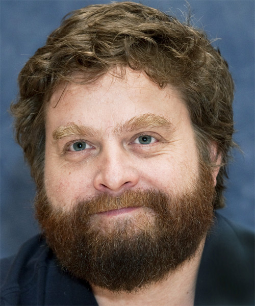 Cabelo castanho escuro e penteado alternativo de Zach Galifianakis  em 2024