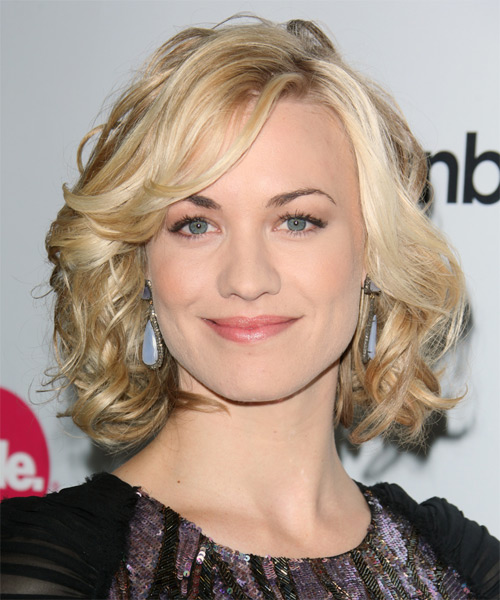 Yvonne Strahovski Medium Wavy Formal Layered Bob Hairstyle Light Golden Blonde Hair Color With 7080