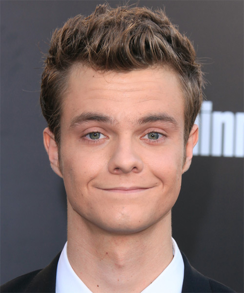 http://hairstyles.thehairstyler.com/hairstyle_views/front_view_images/5588/original/Jack-Quaid.jpg