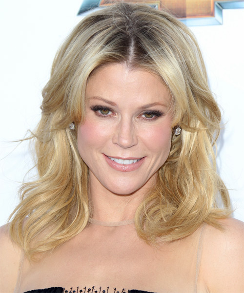 Julie Bowen Medium Straight Casual Hairstyle - Light Blonde (Golden ...