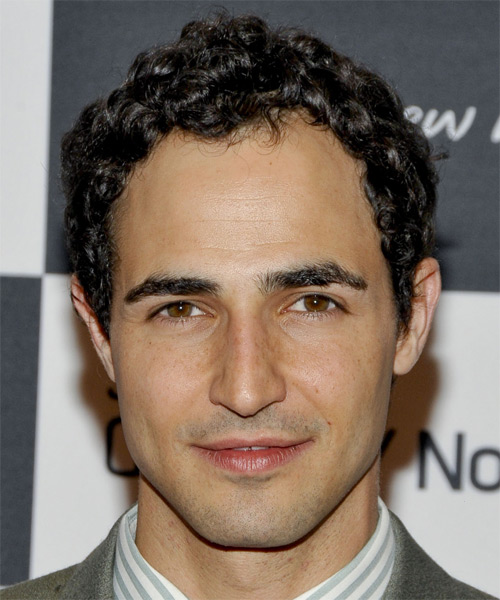 Cabelo castanho escuro e penteado alternativo de Zac Posen  em 2024