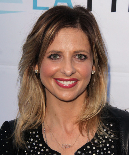 Cabelo loiro claro e penteado chique de Sarah Michelle Gellar  em 2024