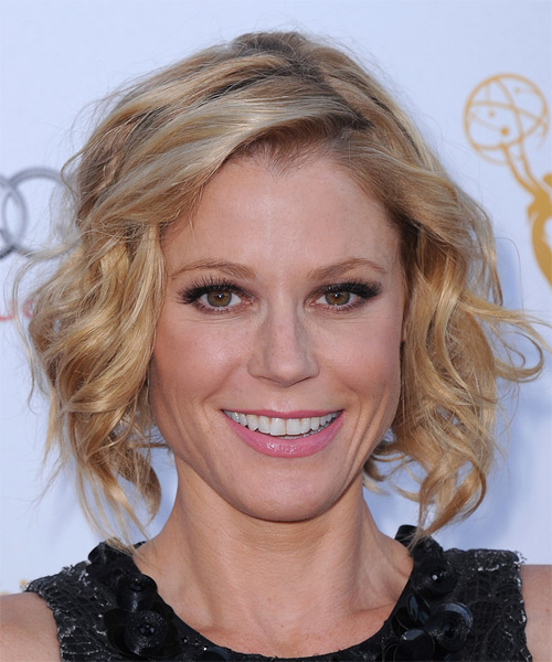 Julie Bowen Medium Wavy Casual Hairstyle - Light Honey Blonde Hair Color