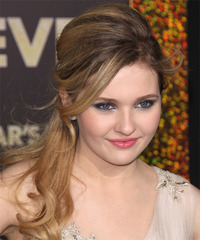 Abigail Breslin Hairstyle - click to view hairstyle information