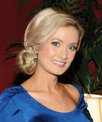 Holly Madison Hairstyle - click to view hairstyle information