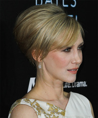 Vera Farmiga Hairstyle - click to view hairstyle information