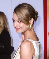 Emily VanCamp Hairstyle - click to view hairstyle information