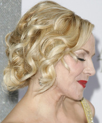 Kim Cattrall Hairstyle - click to view hairstyle information