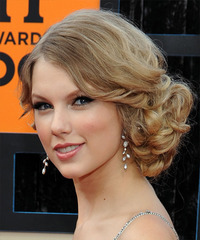 Taylor Swift Hairstyle - click to view hairstyle information