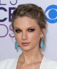 Taylor Swift Hairstyle - click to view hairstyle information