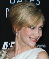 Vera Farmiga Hairstyle - click to view hairstyle information