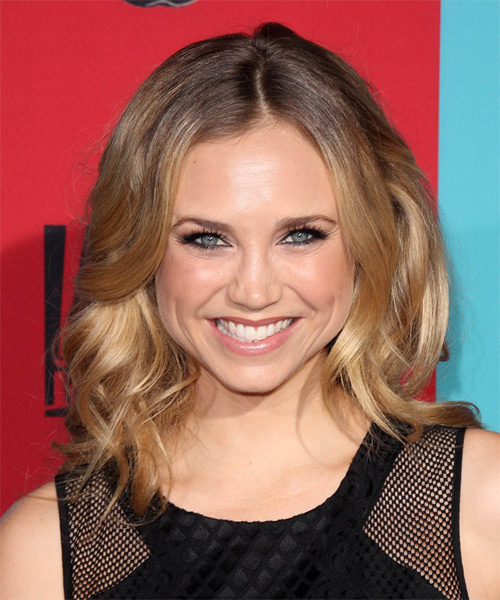 Fiona Gubelmann Medium Wavy   Dark Blonde   Hairstyle