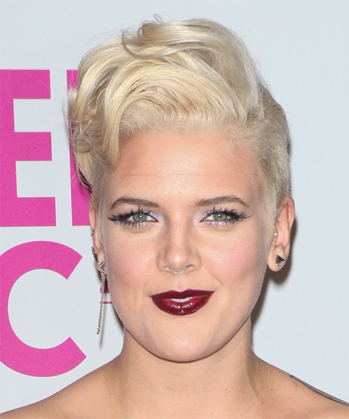 Betty Who Short Straight Blonde Hairstyle for Oblong Faceshape.