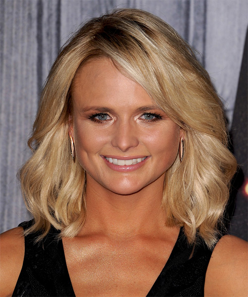 Miranda Lambert Medium Wavy Hairstyle for Square Faceshape.