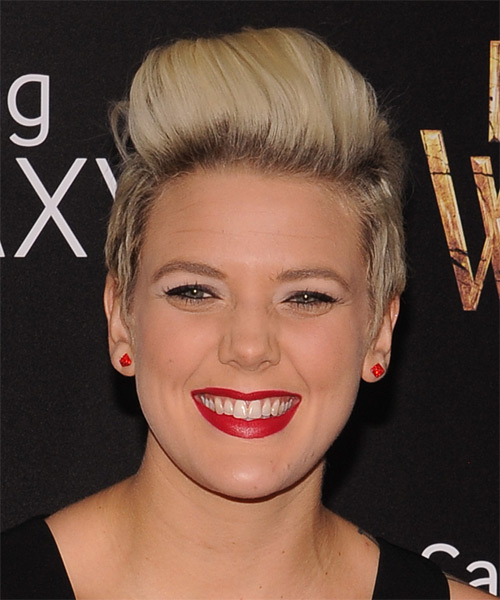 Betty Who Short Straight Hairstyle for Oblong Faceshape.