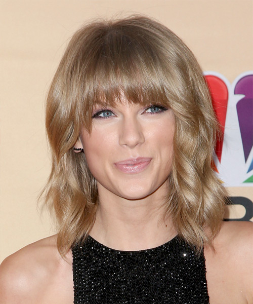 Taylor Swift Medium Wavy    Caramel Blonde   Hairstyle with Blunt Cut Bangs
