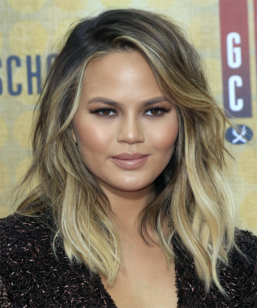 Chrissy Teigen beachy waves lob