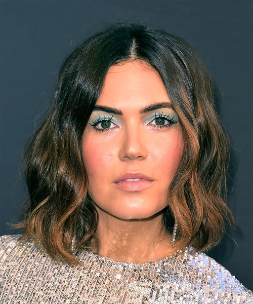 Mandy Moore Medium Wavy    Brunette Bob  Haircut   with Dark Brunette Highlights