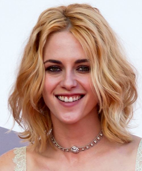 Kristen Stewart Medium Wavy Layered  Dark Blonde Bob  Haircut   with  Blonde Highlights