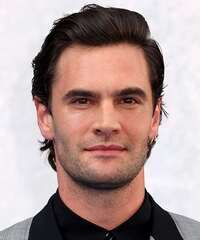Tom Bateman Hairstyles