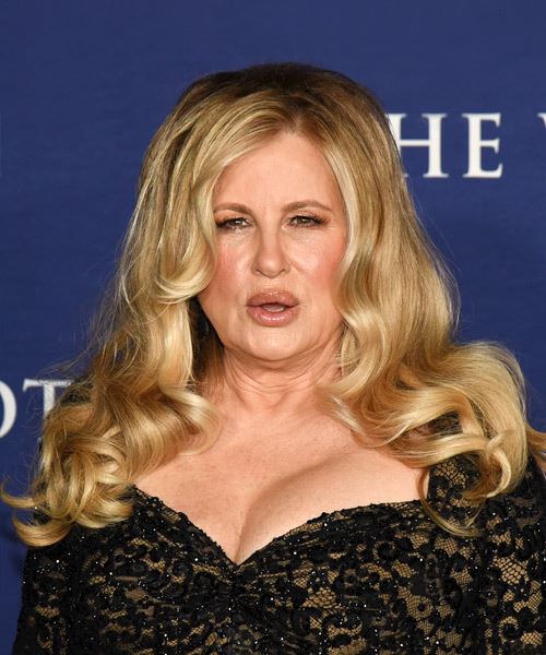 Jennifer Coolidge Wavy Hairstyle With Classic Curls