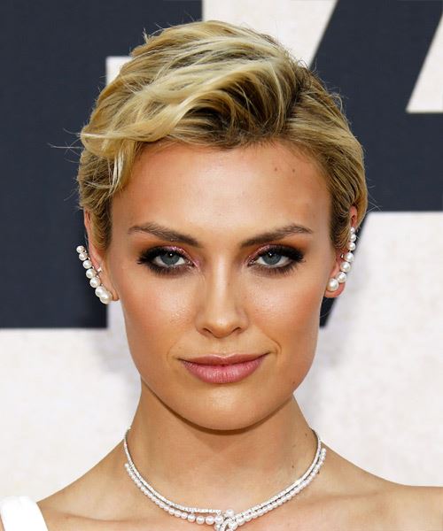 Wallis Day Pixie Haircut With Highlights