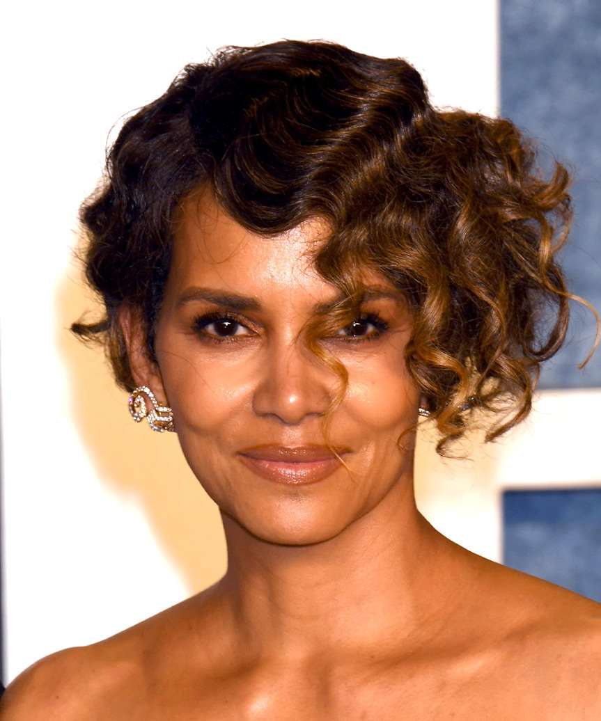 Halle Berry's 31 Best Hairstyles And Haircuts