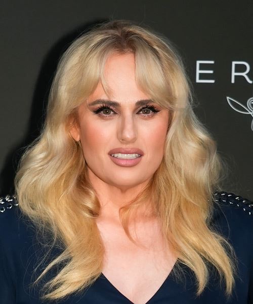 Rebel Wilson Long Blonde Hairstyle With Waves
