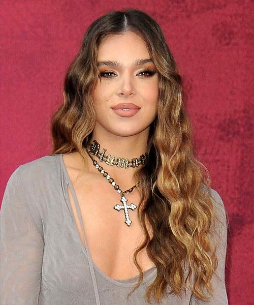 Hailee Steinfeld Long Wavy Hairstyle With Tight Waves