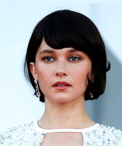 Cailee Spaeny Timeless Bob Haircut With Side-Swept Bangs - side view