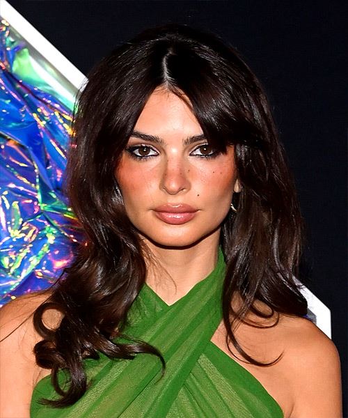 Emily Ratajkowski Long Hairstyle With Curtain Bangs And Curled Ends
