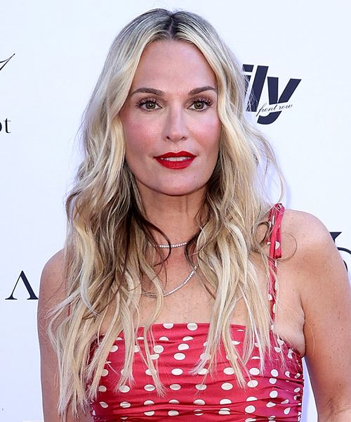 Molly Sims Long Blonde Hairstyle With Subtle Waves