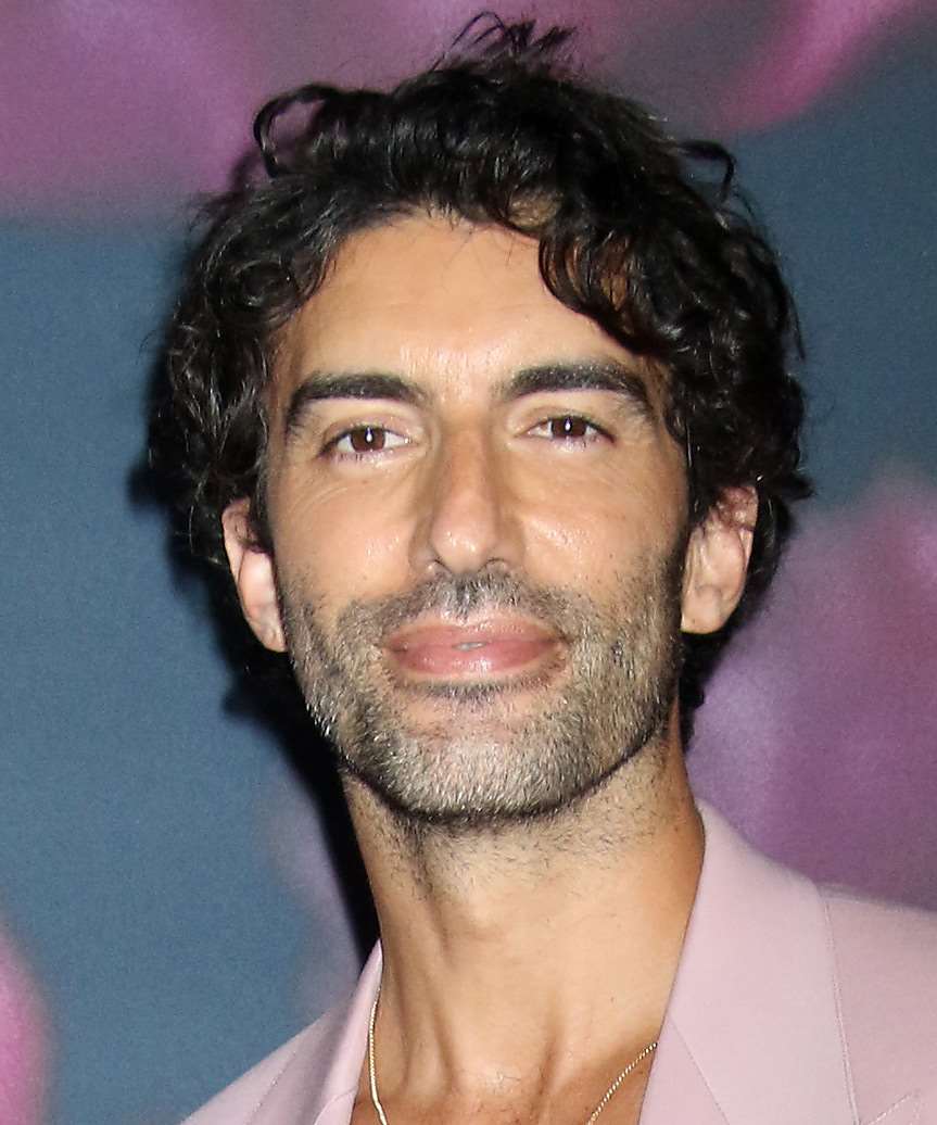 Justin Baldoni Hairstyle With Natural Waves