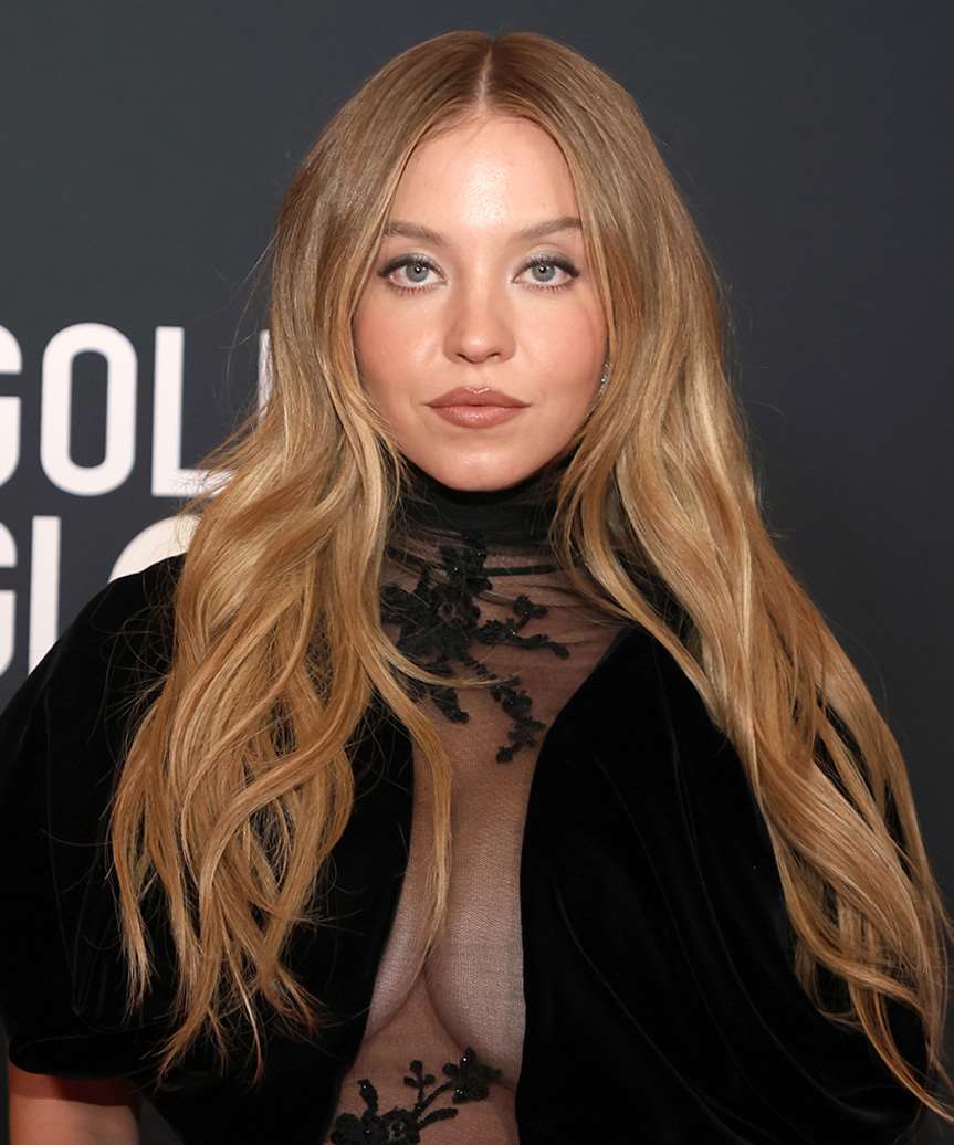 Sydney Sweeney face-Framing Hairstyle With Cascading Waves