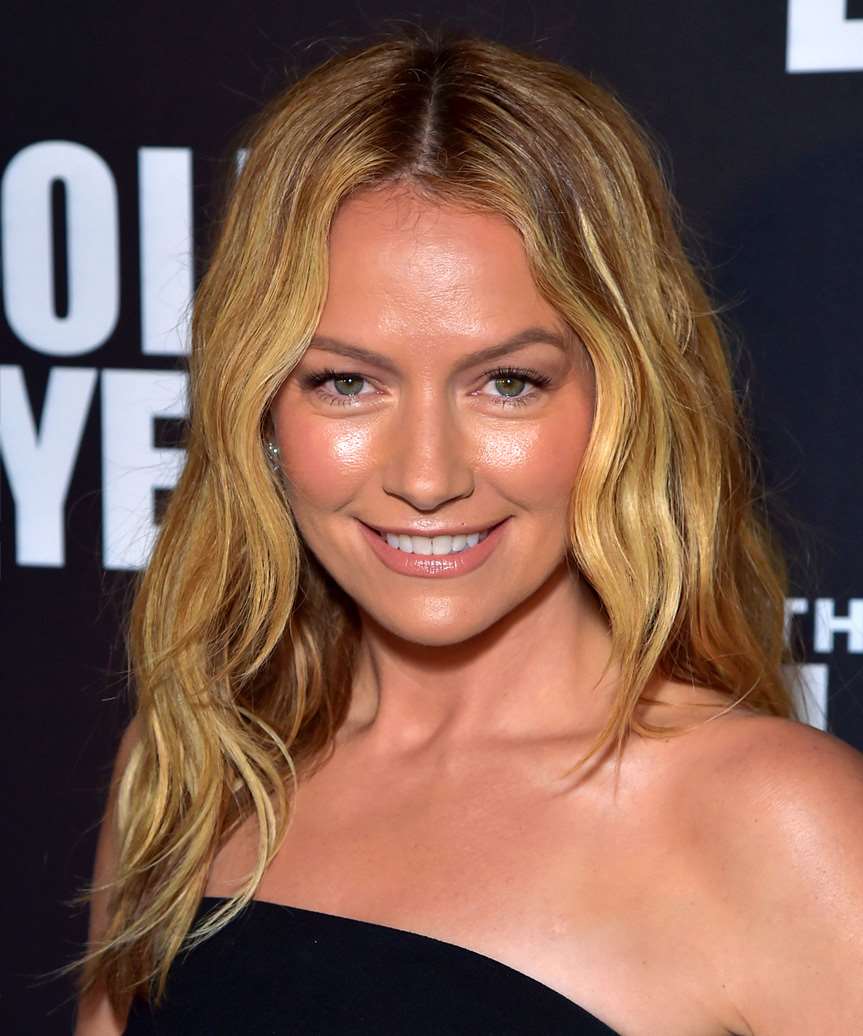 Becki Newton Face-Framing Hairstyle With Waves