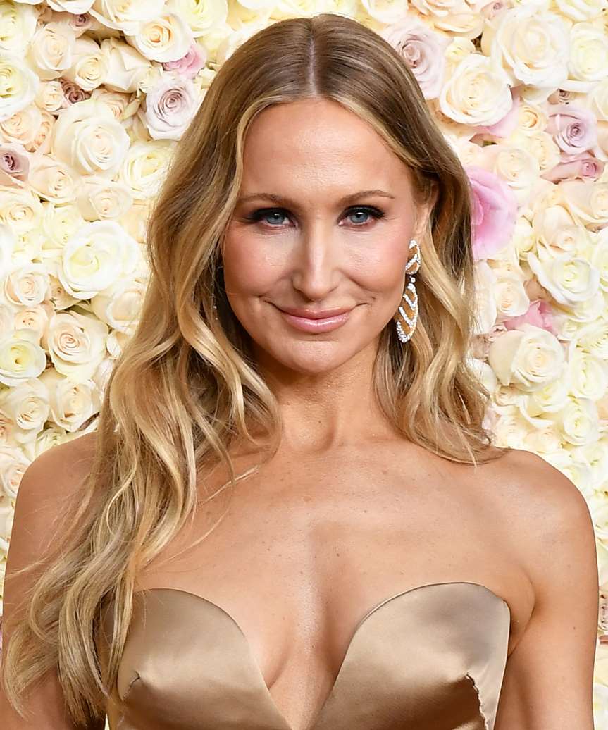 Nikki Glaser Elegant Hairstyle - Golden Globe Awards 2025