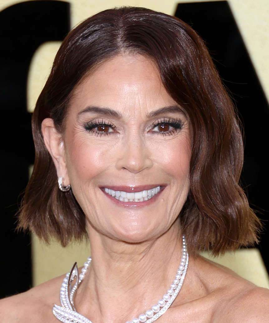 Teri-Hatcher Blunt Cut Bob With Gentle Waves