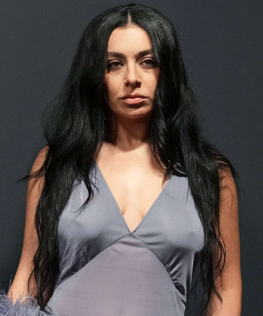 Charli XCX Long Easy-Going Hairstyle With Casual Waves