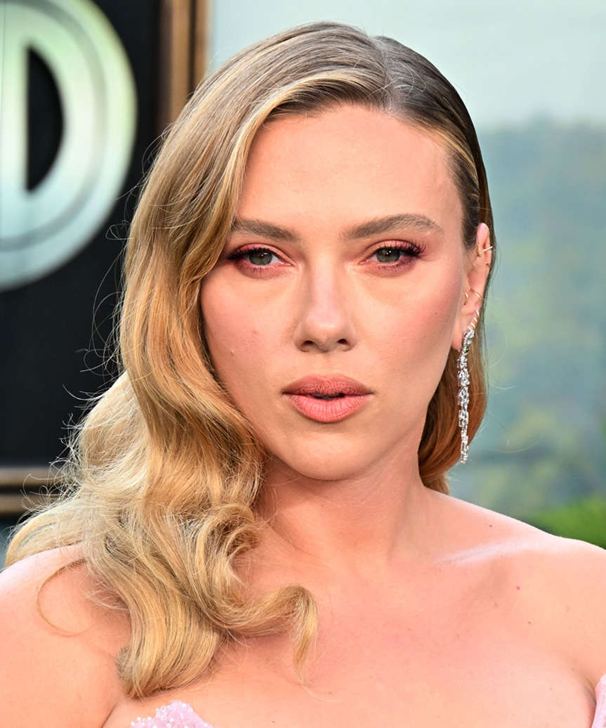 Scarlett Johansson Side-Parted Hairstyle With Curls