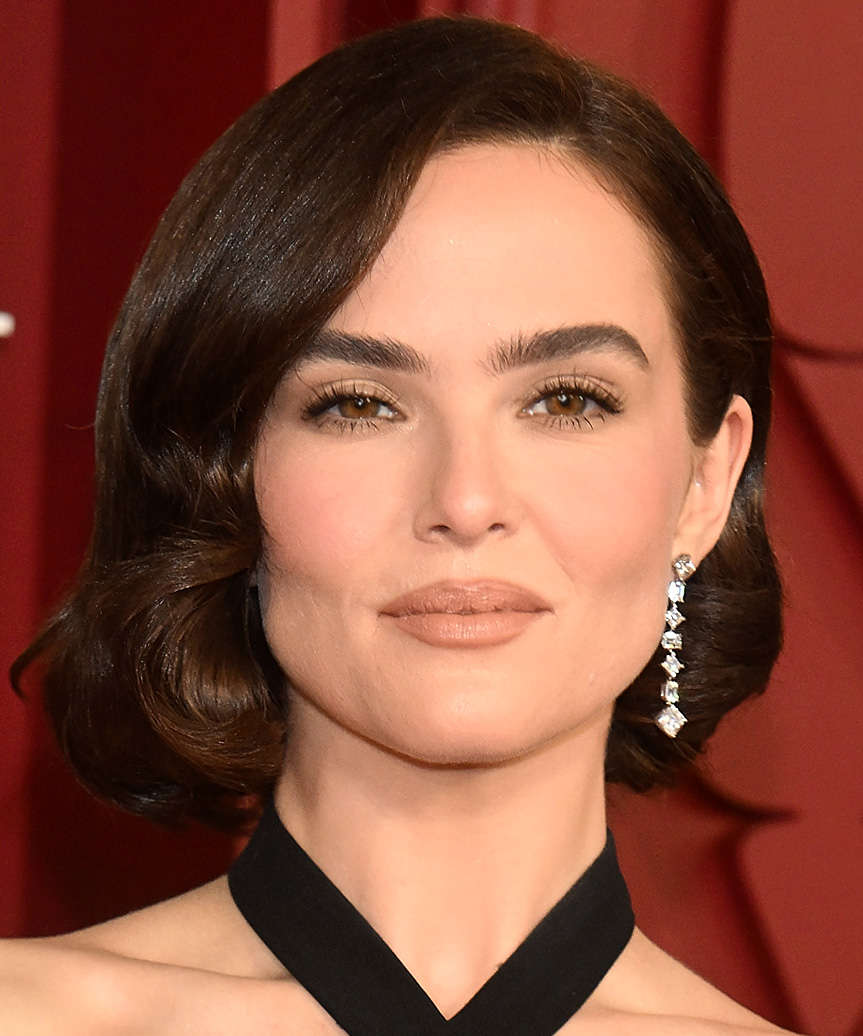Zoey Deutch Timeless And Elegant Bob Hairstyle With Curls