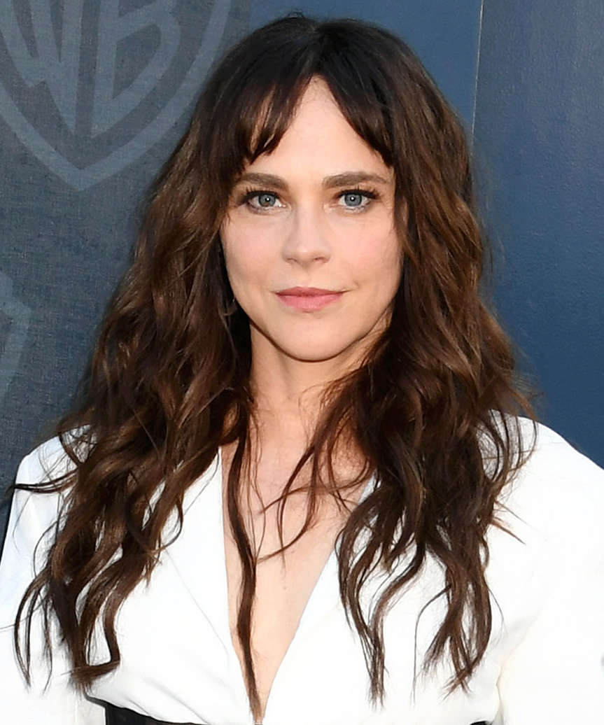 Fiona Dourif Easy-Going Hairstyle With Subtle Curls Aad Bangs