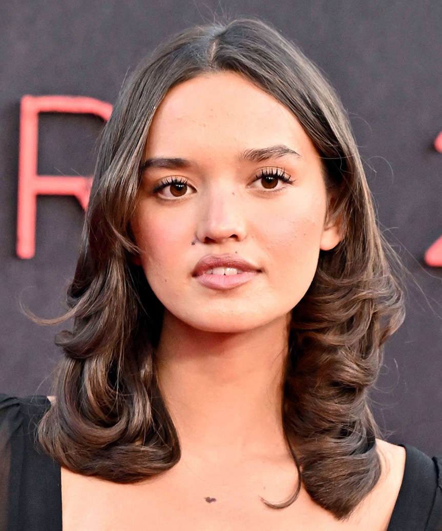 Sophia Hammons Hairstyle With Bold And Romantic Curls