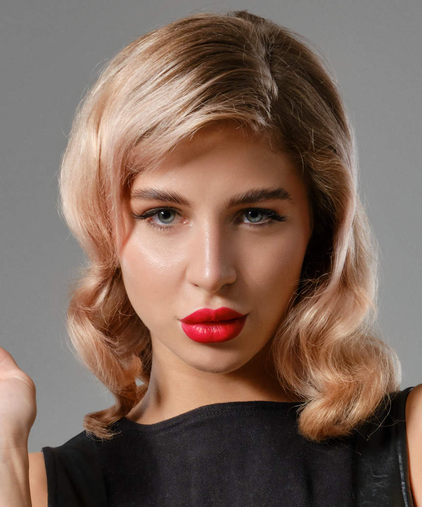 Medium-Length Side-Swept Hairstyle With Mid-End Curls