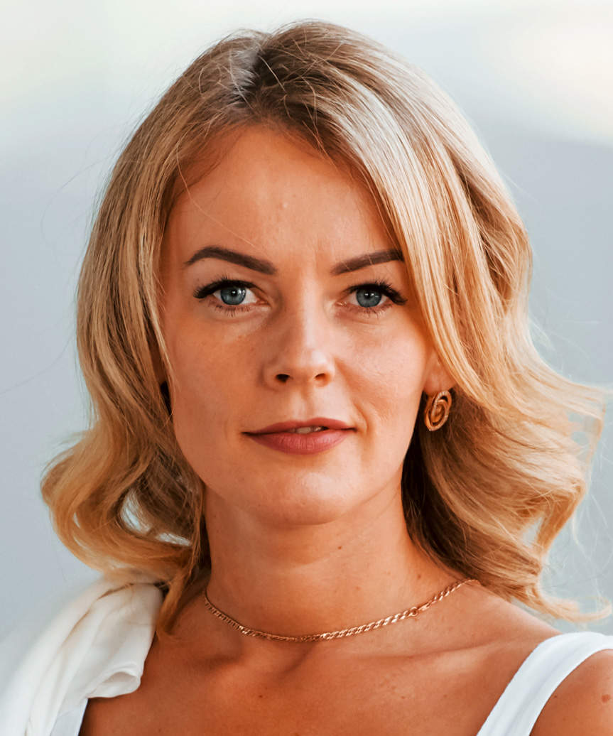 Classic Medium-Length Hairstyle With Subtle Waves