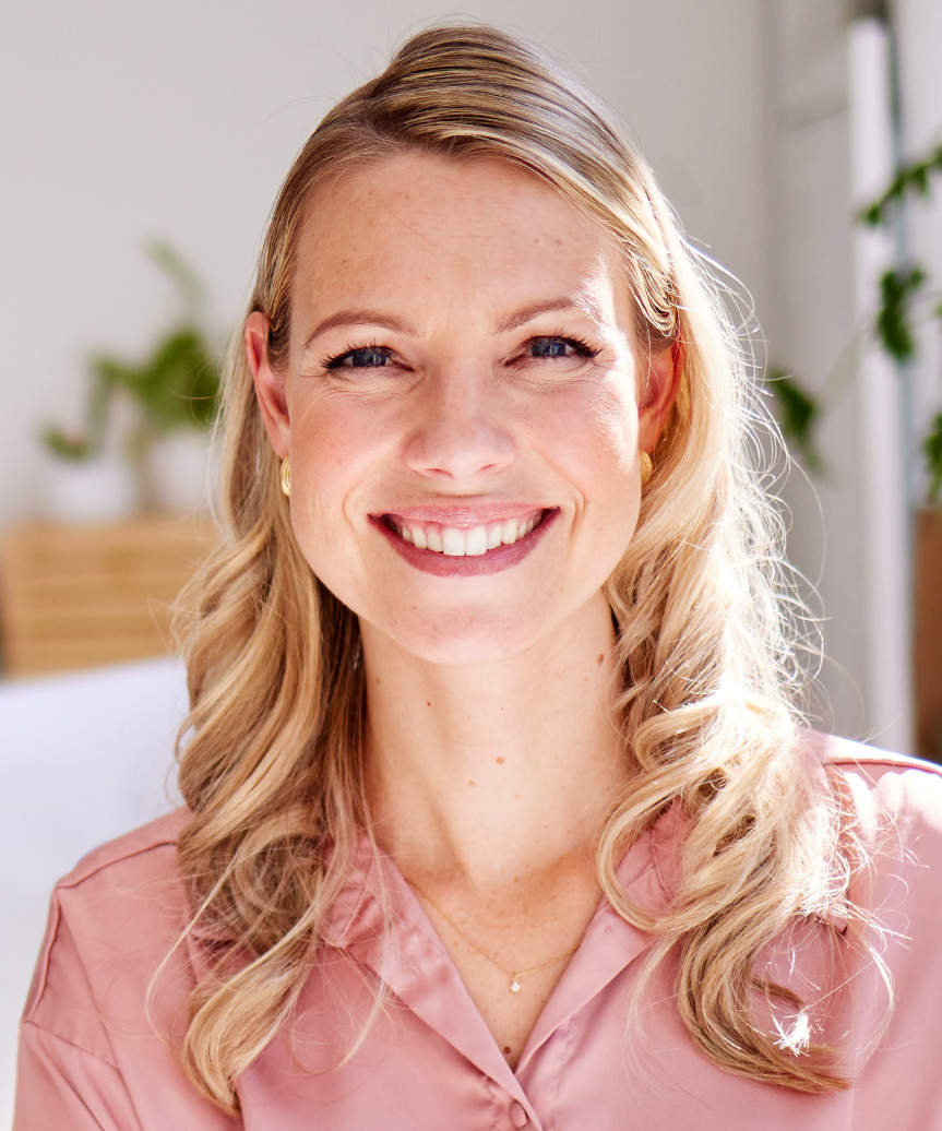 Medium-Length Hairstyle With Bold Curls