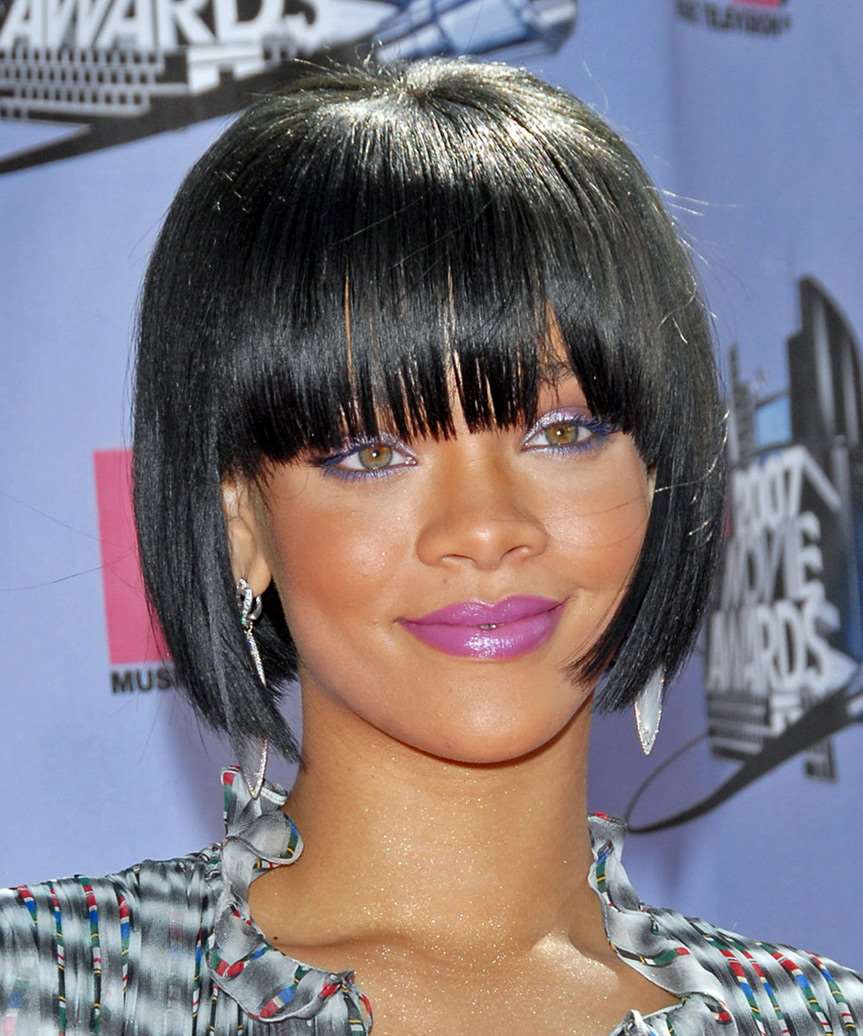 Image of Rihanna with a medium length blunt haircut